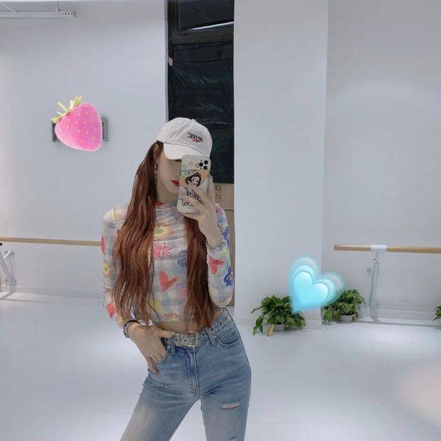 孔雪儿着装太大胆！穿吊带上衣正面破洞设计，一般身材真驾驭不来