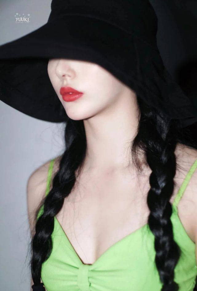 孔雪儿着装太大胆！穿吊带上衣正面破洞设计，一般身材真驾驭不来