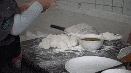 3蚊/个!这份藏在城中村的泥炉烧饼,地道的河南味儿~ 3蚊/个!这份藏在城中村的泥炉烧饼,地道的河南味儿~