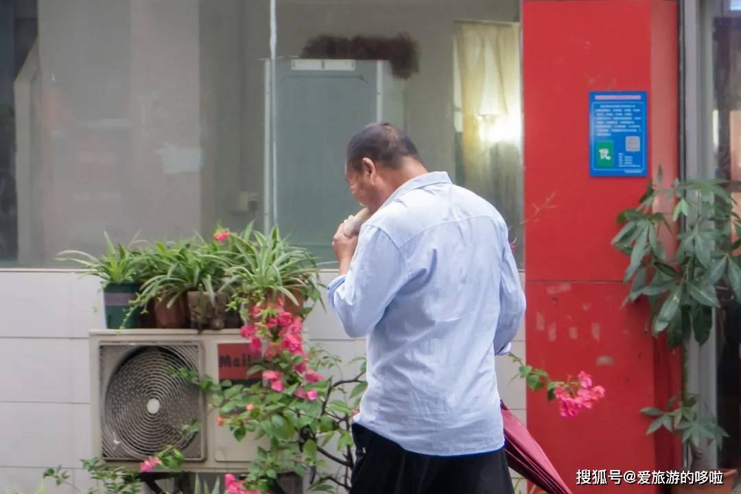 3蚊/个!这份藏在城中村的泥炉烧饼,地道的河南味儿~ 3蚊/个!这份藏在城中村的泥炉烧饼,地道的河南味儿~