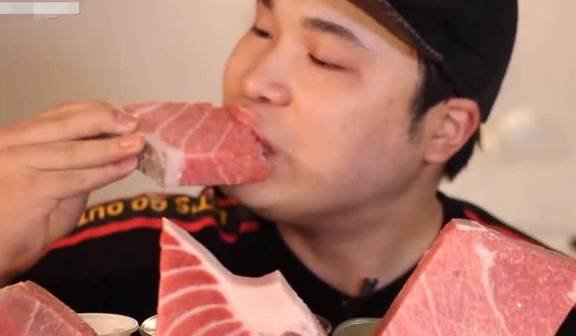 原创韩国大胃王又吃肉了，不过看上去有点奇怪！网友：我已分不清真假