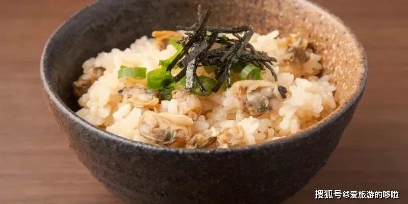 日式咖喱：在现代日本饮食中占据了非常重要的地位，在制作时使用咖喱加上肉类、蔬菜和日式咖喱特有浓缩果泥的混合烹煮，再配上米