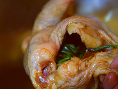 不用一滴水的烧鸡,腌30分钟扔进电饭锅,喷香软烂肉嫩还多汁 不用一滴水的烧鸡,腌30分钟扔进电饭锅,喷香软烂肉嫩还多汁