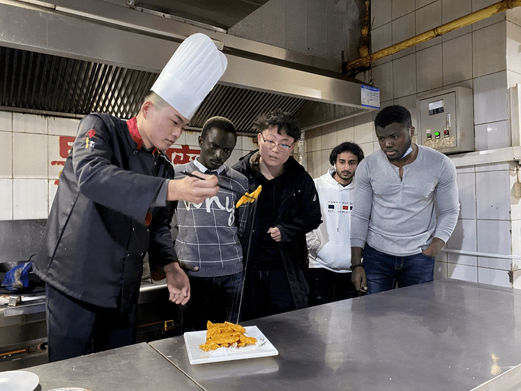 学做一道新鲁菜海外食客体验独特魅力