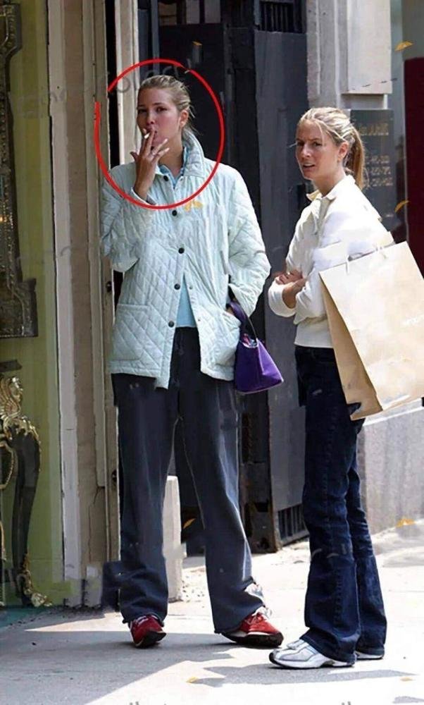 特朗普脸往哪搁？伊万卡穿睡衣拖鞋当街抽烟，蓬头垢面丑到不敢认