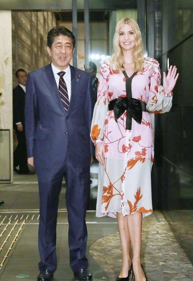 特朗普脸往哪搁？伊万卡穿睡衣拖鞋当街抽烟，蓬头垢面丑到不敢认