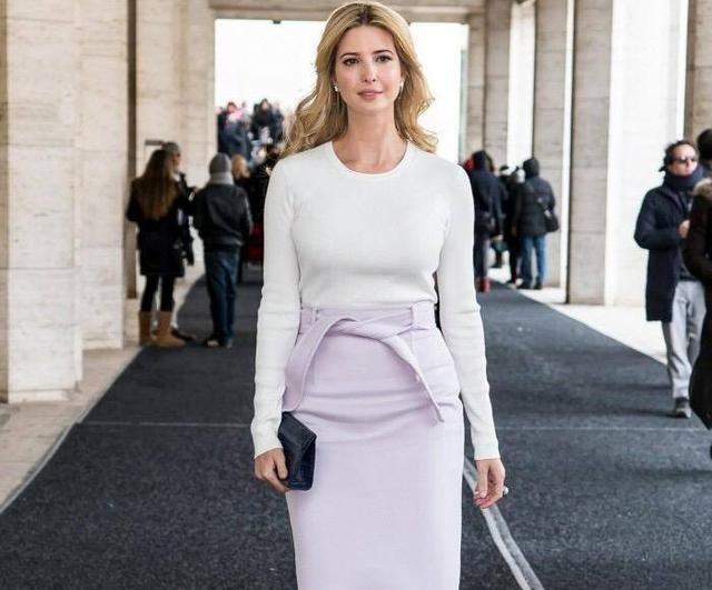 特朗普脸往哪搁？伊万卡穿睡衣拖鞋当街抽烟，蓬头垢面丑到不敢认