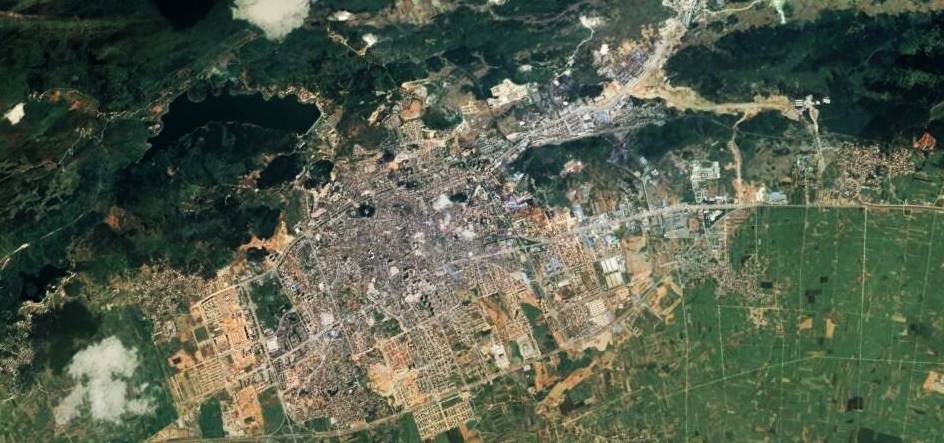 云南曲靖一个县，地处鸡鸣三省处，是观赏油菜花的胜地