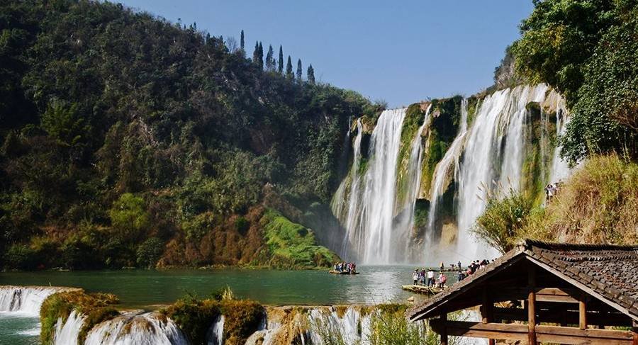 云南曲靖一个县，地处鸡鸣三省处，是观赏油菜花的胜地