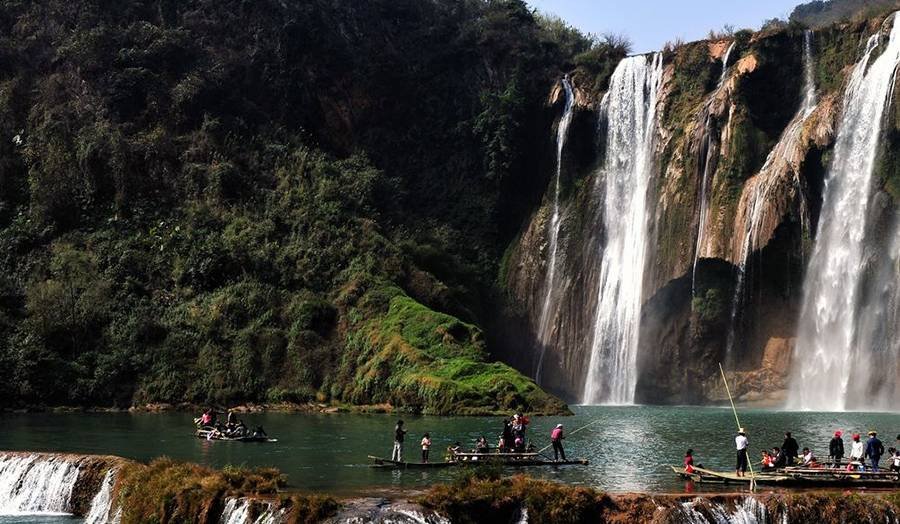 云南曲靖一个县，地处鸡鸣三省处，是观赏油菜花的胜地