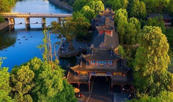 这里是重庆人打卡的地方，有山有水有美食，被称为网红城市后花园