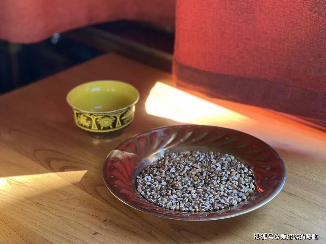 酥油茶、奶渣饼、牦牛酸奶,川西真的太太太好吃了! 酥油茶、奶渣饼、牦牛酸奶,川西真的太太太好吃了!