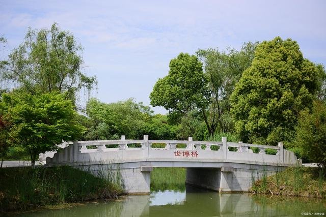 前往苏州玩两天，有什么推荐的景点和美食吗？