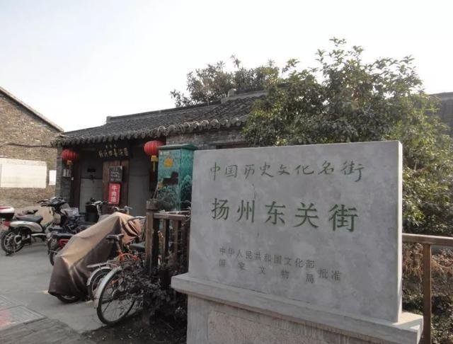 扬州的历史文化名街，古韵十足，景点众多，免费开放游客络绎不绝