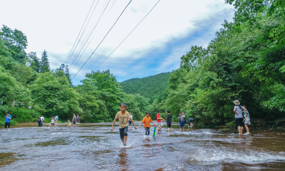 成都夏天适合避暑的3个景点，游山玩水凉爽无比，老人孩子也适合